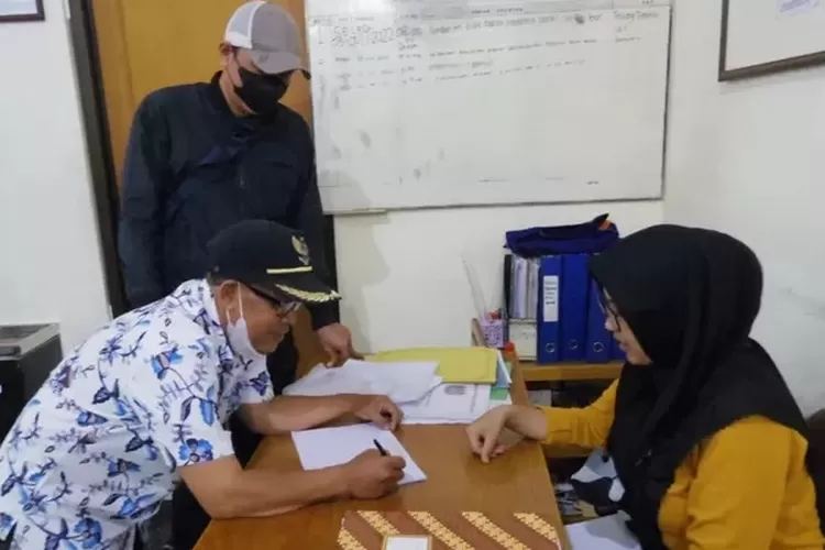 Pembagian insentif RT, RW dan LPM di salah satu kelurahan di Kota Depok, beberapa waktu lalu. (RADAR DEPOK)