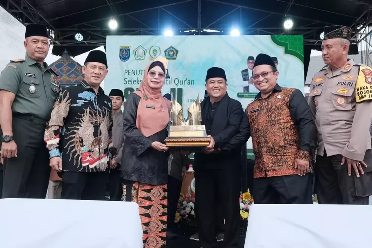 Camat Cinere, Mursalim saat menerima piala bergilir STQ ke-II tingkat Kota Tahun 2024 di Taman Albar, Kamis (5/12). (PEMKOT DEPOK)