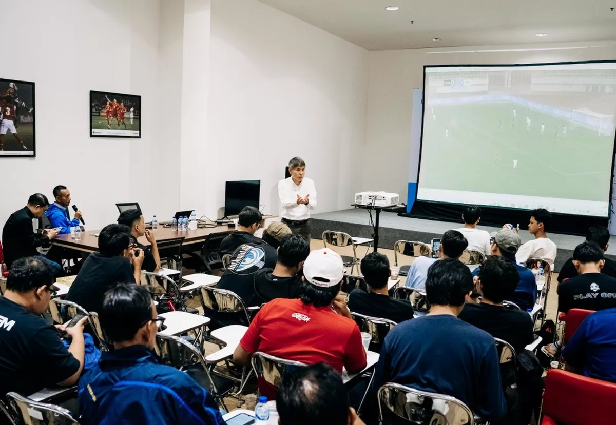 Ketua Komite Wasit, Yoshimi Ogawa menjelaskan peraturan baru dalam sepakbola di dalam Refereeing Workshop for Media di GBK Arena, Kamis, 23 April 2026. (PSSI)