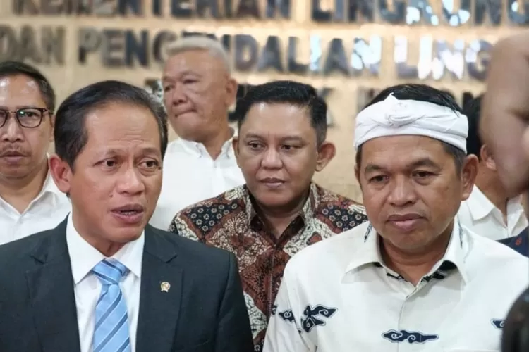 Menteri Lingkungan Hidup/BPLH Hanif Faisol Nurofiq dan Gubernur Jawa Barat Dedi Mulyadi memberikan keterangan pers usai melakukan pertemuan.