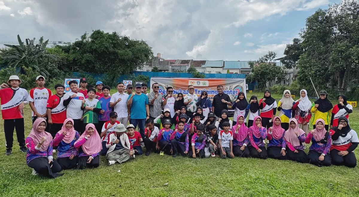 Wagub Nyanyang foto bersama saat membuka kegiatan Training Center Kejurnas Junior Panahan 2026 di Lapangan Anggrek Sari, Batam Center.(Foto:Diskominfo Kepri)