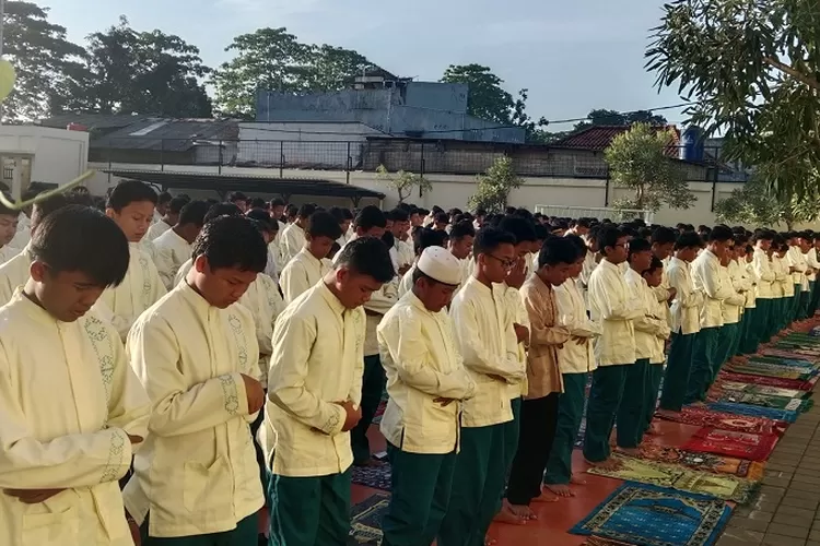 Kegiatan pembaiasaan Salat Dhuha Tadarus bersama di lapangan SMPN 29 Depok, terletak di Jalan Raya Cipayung, Kelurahan/Kecamatan Cipayung. (ANDIKA EKA/RADAR DEPOK)