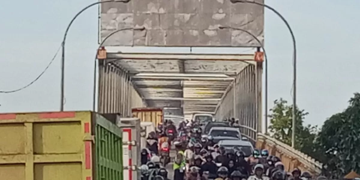 Kesigapan Satlantas Polres Kubu Raya yang dipimpin langsung oleh Kasat Lantas Polres Kubu Raya IPTU J. Effendhi Kusuma berhasil mengurai benang kusut kemacetan tersebut hingga arus kembali normal