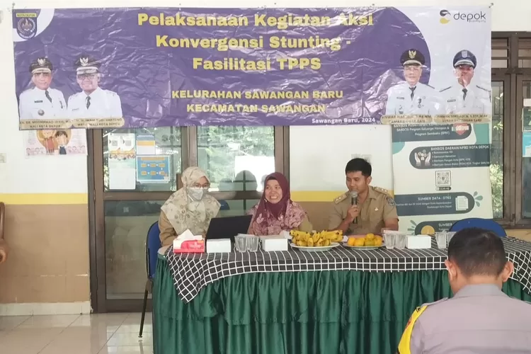 GIAT : Lurah Sawangan Baru, Kecamatan Sawangan, Kota Depok, Firman Septiadi Nurjaman (kanan) saat memaparkan materi terkait aksi konvergensi stunting, bertempat di aula kelurahan, Senin (8/7). (ALDY RAMA/RADAR DEPOK)