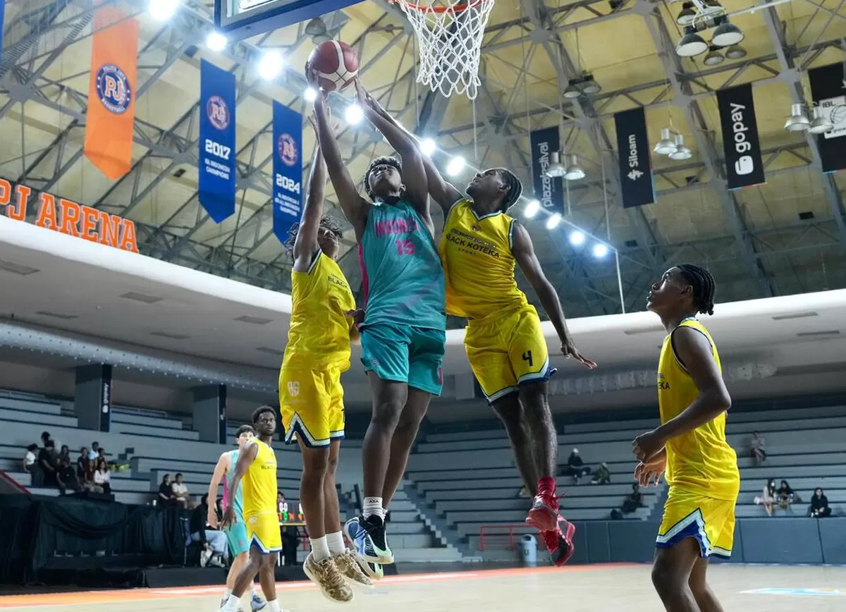 Pemain Timnas Basket Indonesia U-18 saat melakoni ujicoba di GOR Soemantri Brojonegoro, Sabtu, 31 Mei 2026. Empat kali uji coba akan jadi penentuan skuad inti menuju FIBA U18 Asia Cup SEABA Qualifiers (PERBASI)