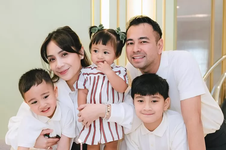 Raffi Ahmad dan keluarga merayakan ulang tahun bayi Lily (Foto: Gorajuara/ Instagram/ @raffinagita1717)