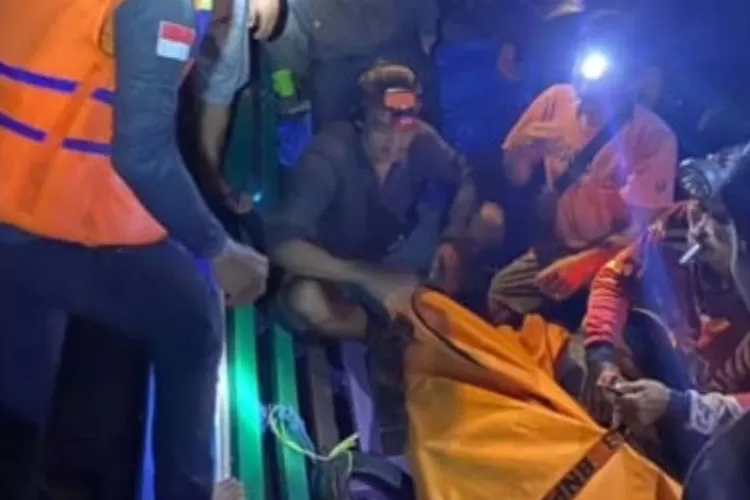 Korban tenggelam saat dievakuasi tim BPBD Murung Raya (foto : BPBD Mura)