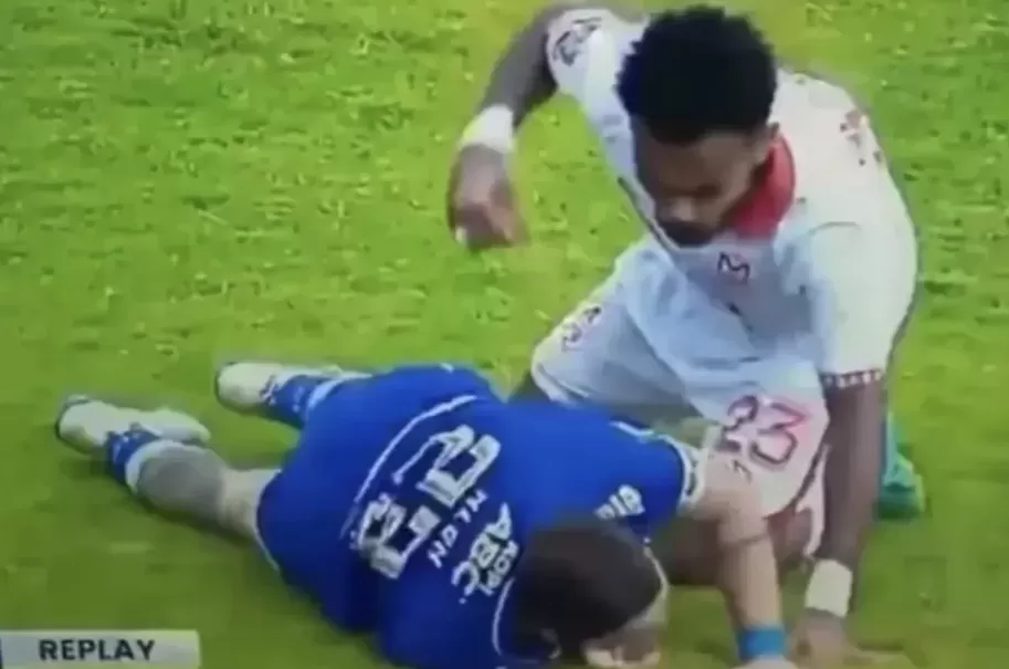 Tangkapan layar saat Yance Sayuri ingin memukul Marc Klok dalam duel Malut United vs Persib Bandung. (Istimewa) 