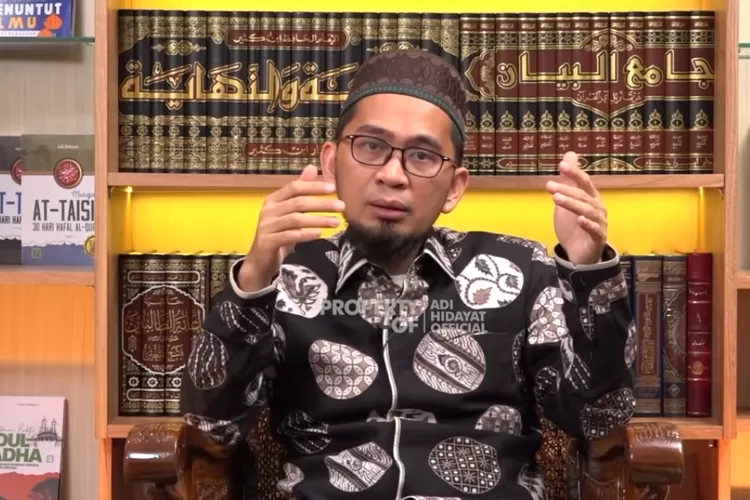 Ustaz Adi Hidayat sampaikan hukum membeli baju anak jelang hari raya idul fitri (Tangkapan Layar YouTube Adi Hidayat Official)