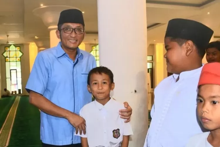 Wako Hendri Septa bersama Anak Yatim binaan Masjid Agung Nurul Iman. (Prokopim)
