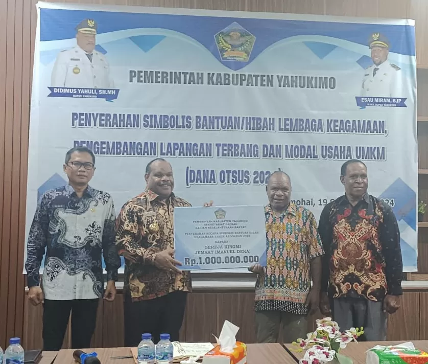 Bupati Yahukimo Didimus Yahuli saat menyerahkan secara simbolis bantuan dana hibah keagamaana sebesar Rp 1 Miliar di Rumah Jabatan Bupati Yahukimo,di Dekai, Kamis (19/9/2024).  ((Ceposonoline.com/Humas Yahukimo) )
