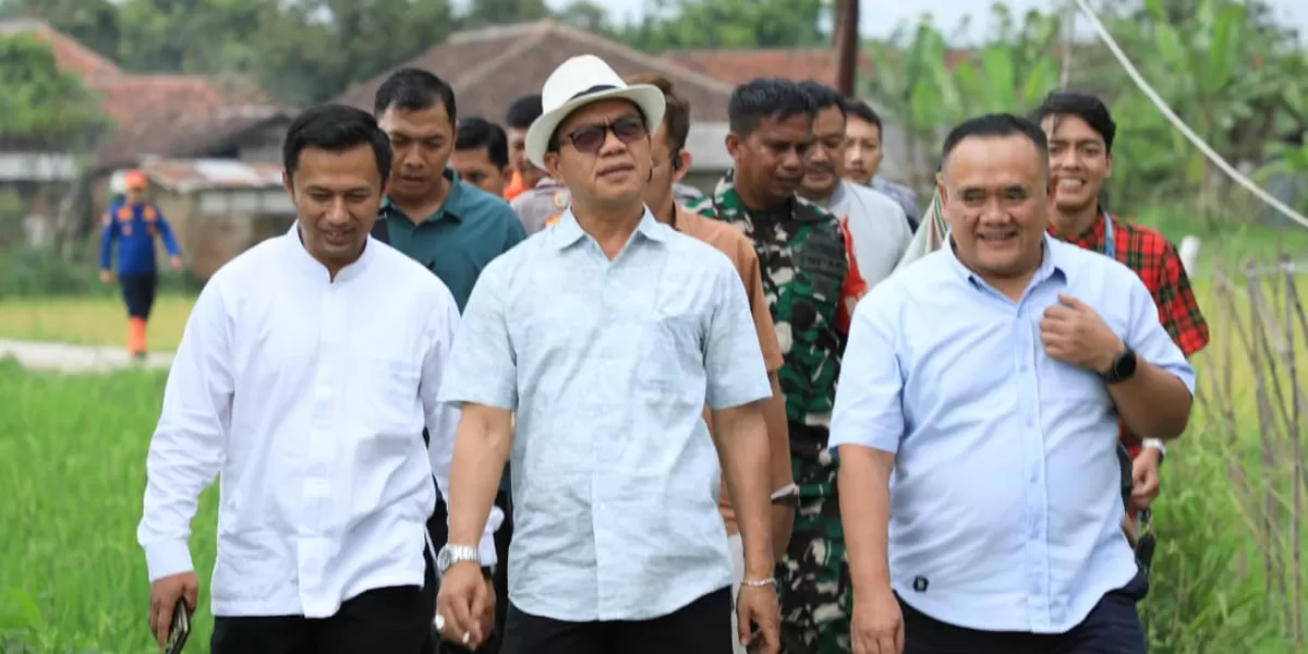 Bupati Bandung Dadang Supriatna (tengah) didampingi Kepala Disperkimtan Kabupaten Bandung Enjang Wahyudin (kanan) dan jajaran saat meninjau lokasi rumah terdampak angin kencang di Kecamatan Bojongsoang, Sabtu (11/4/2026).