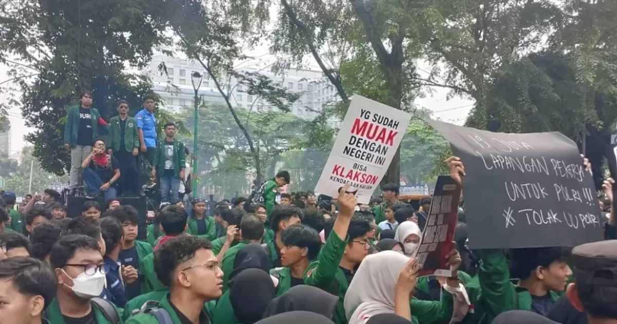 Ratusan massa yang tergabung dalam BEM Universitas Sumatera Utara (USU) menggelar aksi unjuk rasa di depan Gedung DPRD Sumatera Utara.