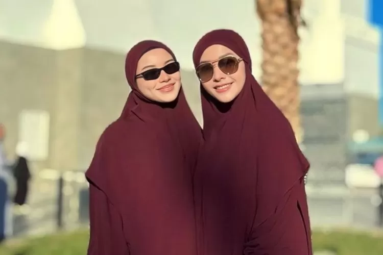 Maia Estianty umrah bersama Alyssa Daguise pada akhir tahun 2025 (Foto: Gorajuara/ Instagram/ @maiaestiantyreal)