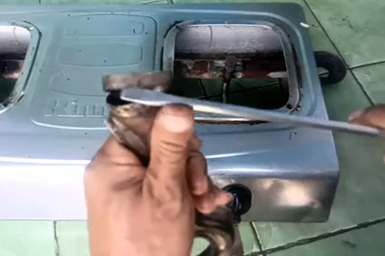 Buka bagian corong atau trompet bunner kompor kemudian dibersihkan