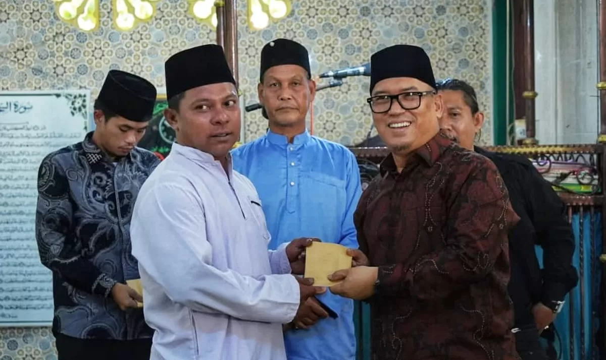 Wakil Gubernur Kepri, Nyanyang Haris Pratamura menyerahkan bantuan kepada pengurus Masjid Asyyakirin, Desa Permai Teluk Kangkung, Pulau Terong, Batam.(Foto:Diskominfo Kepri)
