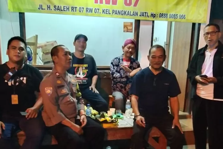 Stakeholder Pangkalanjati saat ronda di Pos Kamling di Jalan H Saleh RT7/7 Kelurahan Pangkalanjati, Cinere, Depok. (RADAR DEPOK)