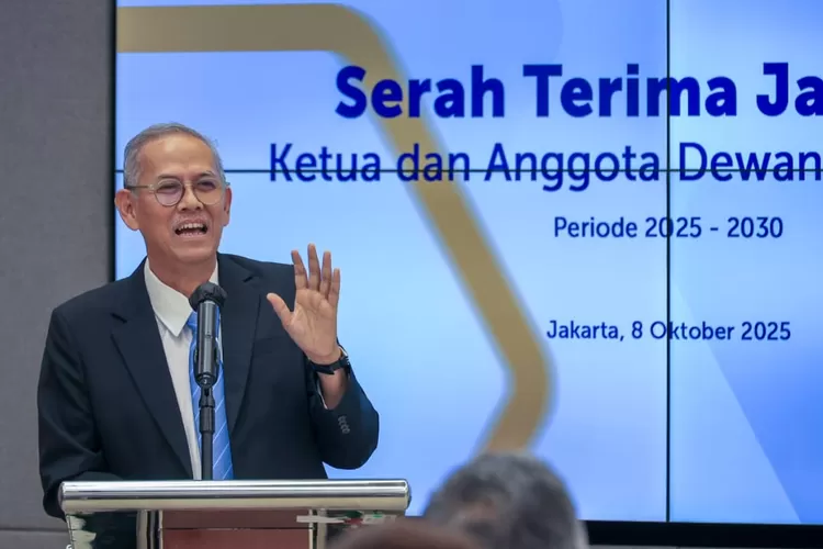 Ketua Dewan Komisioner (DK) Lembaga Penjamin Simpanan (LPS) Anggito Abimanyu saat serah terima jabatan di Kantor LPS Jakarta, Rabu (8/10).  (Foto: Dok. Humas LPS)