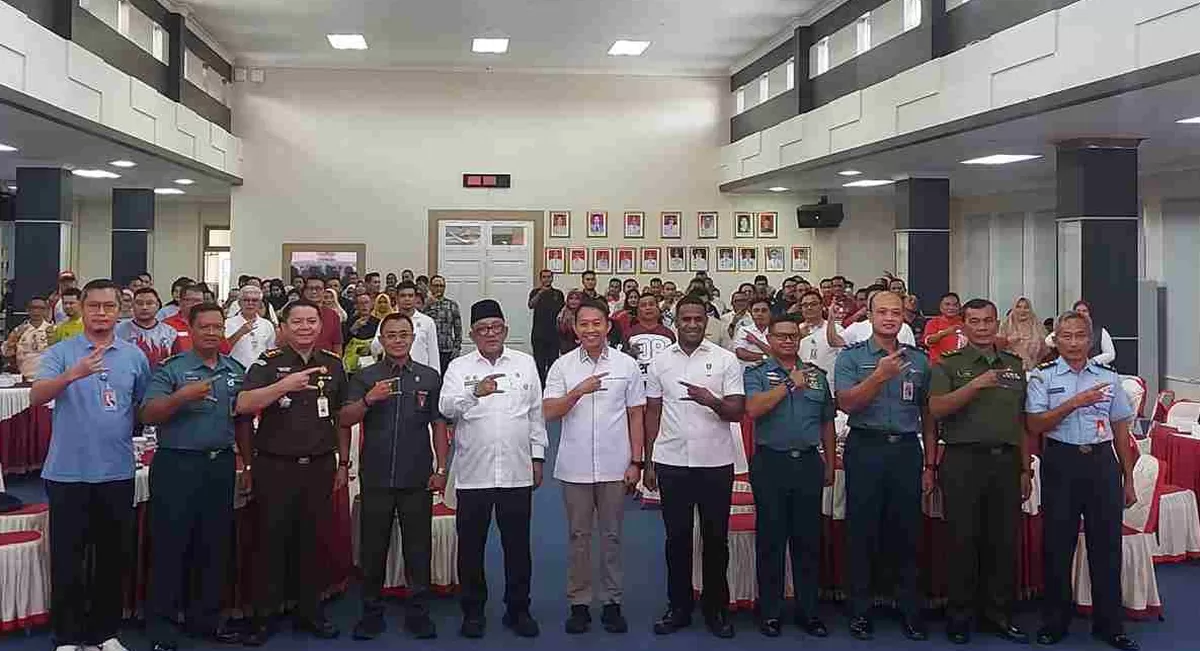 Walikota Tanjungpinang Lis Darmansyah foto bersama peserta Sosialisasi Penguatan Kepatuhan Hukum dan Pencegahan Tindak Pidana Korupsi. (Foto: Diskominfo Tanjungpinang)