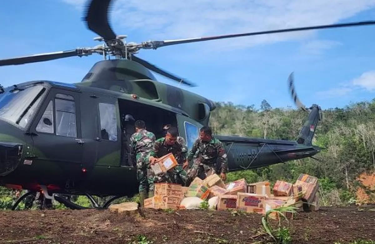 Satgas Gulbencal Kodam I/Bukit Barisan TNI AD mengirim bantuan kebutuhan pokok korban bencana dengan helikopter ke Tapanuli Utara, Sumut. Foto: Antara.