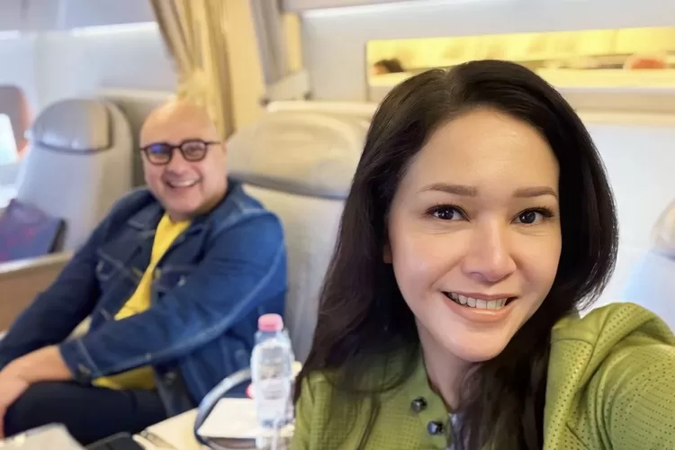 Maia Estianty dan Irwan Mussry terbang ke Eropa dan tidak akan menghadiri acara ngunduh mantu Al Ghazali. (TikTok @maiaestiyanti)