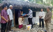 Tinggal di Rumah Berlapis Plastik, Camat Manggeng Bantu Upayakan Rumah Layak untuk Munarwati