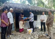 Tinggal di Rumah Berlapis Plastik, Camat Manggeng Bantu Upayakan Rumah Layak untuk Munarwati