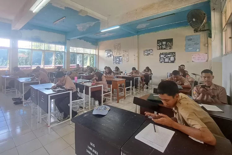 ILUSTRASI : Pelaksanan ujian kenaikan kelas di SMKN 2 Depok, yang terletak di Jalan Abdul Wahab, Kelurahan/Kecamatan Sawangan. (ANDIKA EKA/RADAR DEPOK)