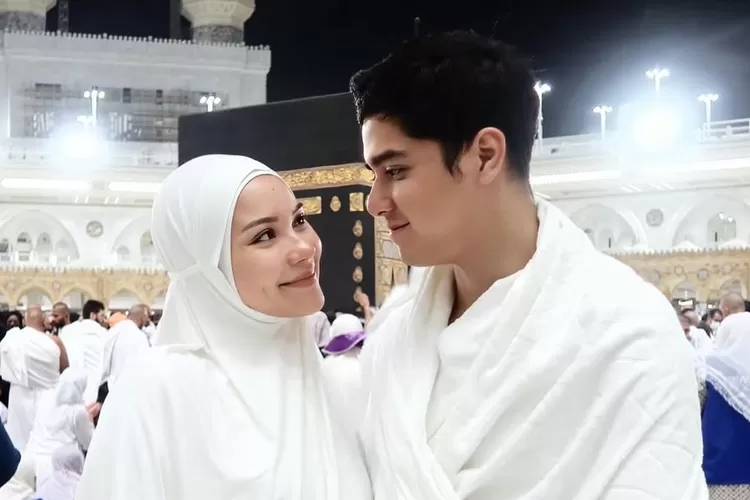 Alyssa Daguise umrah dengan ditemani sang suami alias Al Ghazali (Foto: Gorajuara/ Instagram/ @alyssadaguise)