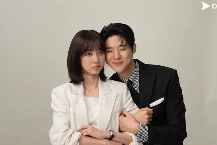 Shin Hyun Bin dan Moon Sang Bin Lakukan Cinderella At 2 AM. Pemotretan Poster  (youtube.com/@Coupang Play)