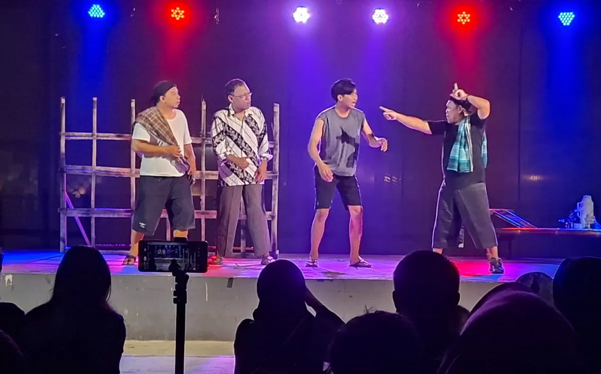 Komunitas Teater Sastra Perwira (Katasapa) Purbalingga mementaskan lakon teater "Blokeng" di Bioskop Misbar, Kompleks Taman Usman Janatin, Purbalinggga, Sabtu (14/2/2026) malam. (SM Purbalingga/dok)