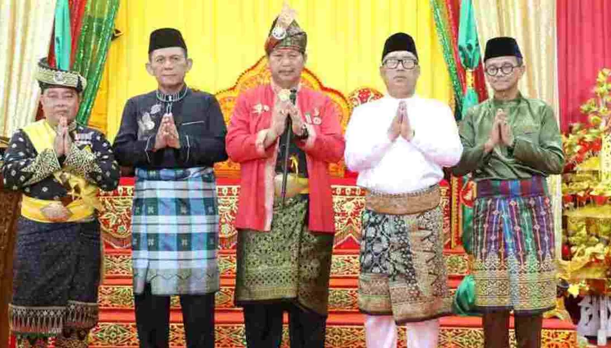 Wawako Tanjungpinang Raja Ariza, Gubernur Kepri Ansar Ahmad foto bersama saat menghadiri Pengukuhan Hulubalang LAM Kepri Masa Khidmat 2026&ndash;2027. (Foto:Diskominfo Tanjungpinang)
