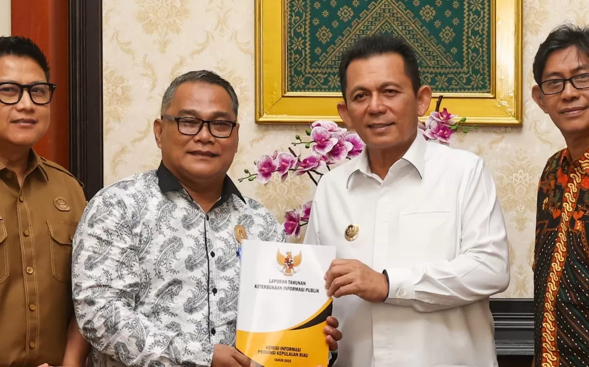 Gubernur Ansar menerima Laporan Kinerja Komisi Informasi Kepulauan Riau Tahun 2025 dari Ketua KI Kepri, Arison. (Foto:Diskominfo Kepri) 