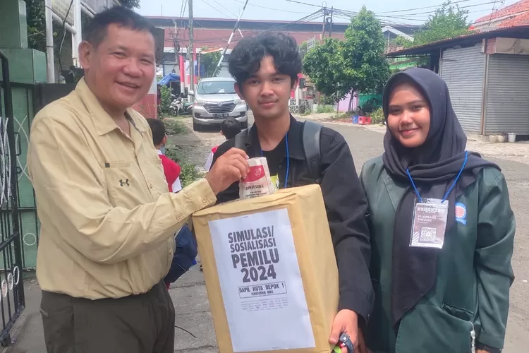 Relawan Simulasi Sosialisasi Pemilu 2024 Radar Depok tengah menunggu pemilih melakukan pencoblosan yang ingin dimasukan ke dalam kotak suara., Selasa (12/12). (ANDIKA/RADAR DEPOK)
