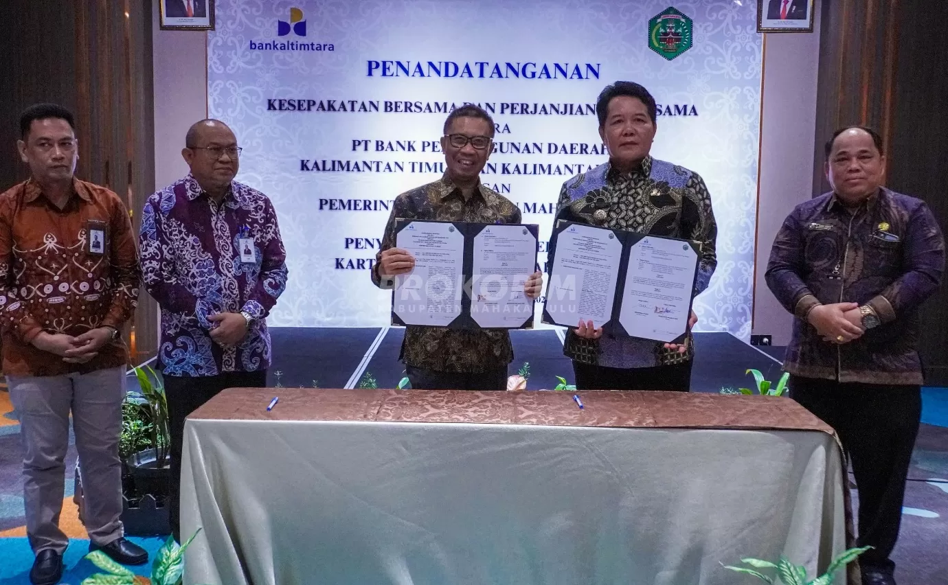 KERJA SAMA: Bupati Mahulu Bonifasius Belawan Geh bersama Dirut PT BPD Kaltimtara Muhammad Yamin menunjukkan kesepakatan perjanjian kerja sama di Hotel Fugo Samarinda, Rabu (7/2).&nbsp;PROKOPIM  