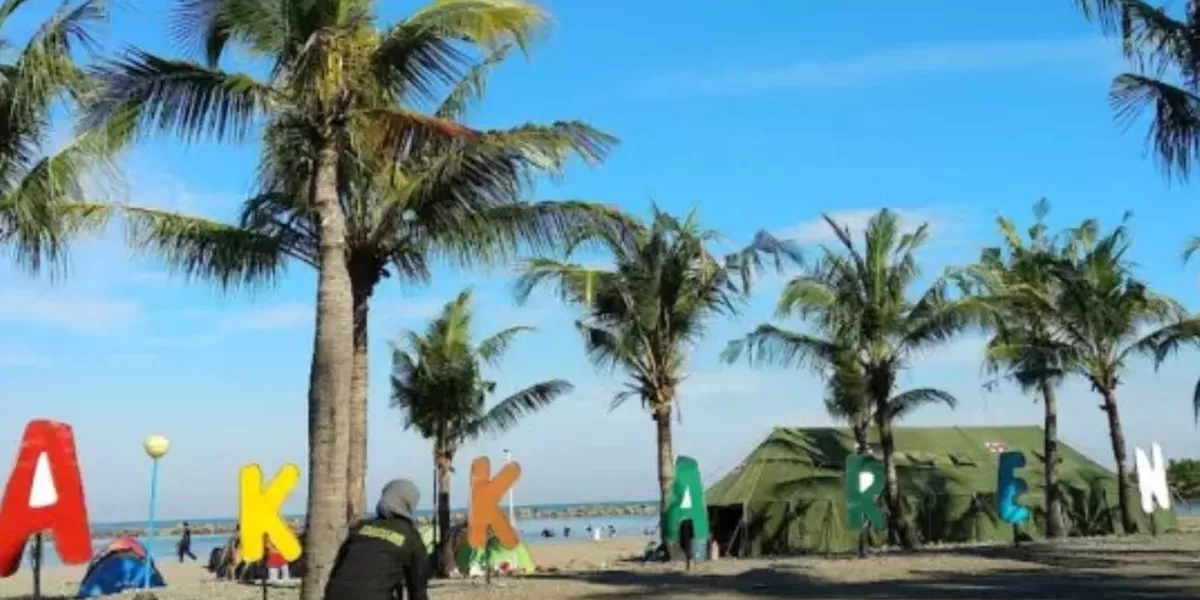 Sunset romantis di Pantai Akkarena Makassar, tempat terbaik untuk santai dan menikmati keindahan laut (Foto: AdaTah/trip.com)
