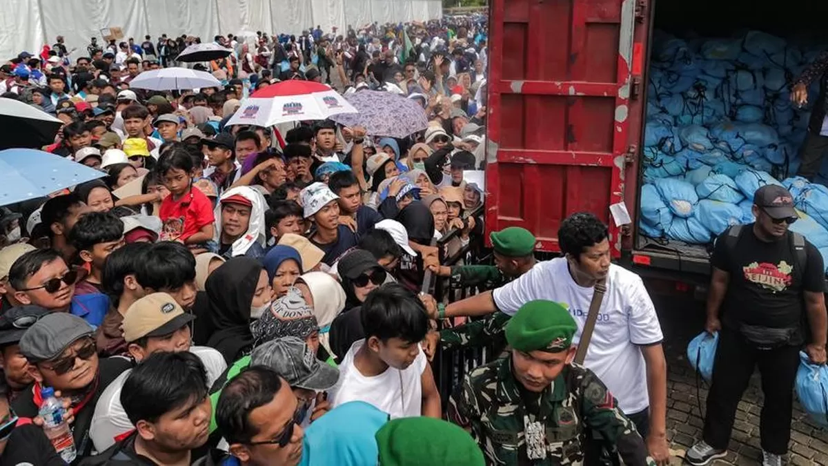 Ribuan massa ikut peringatan Hari Buruh Internasional di kawasan Monas antre mendapatkan sembako gratis dari Istana Kepresidenan RI.(foto:cnnindonesia.com)