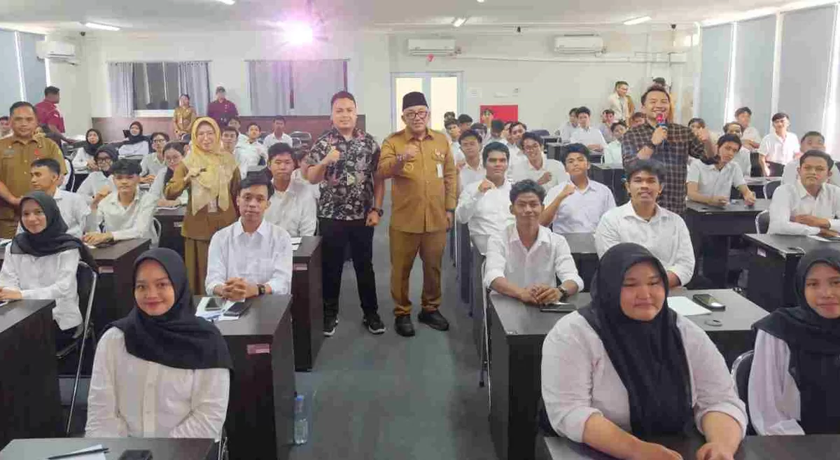 Walikota Tanjungpinang foto bersama saat menyaksikan recruitment calon karyawan/karyawati Indomaret Tanjungpinang. (Foto: Diskominfo Tanjungpinang)