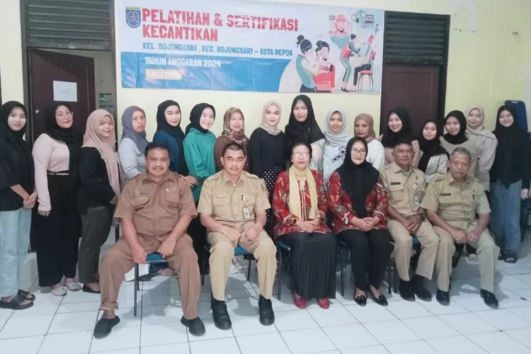 KOMPAK : Aparatur Kelurahan Bojongsari Baru, Kecamatan Bojongsari, Kota Depok, foto bersama usai pelatihan tata rias kecantikan, yang berlangsung di aula kelurahan, Senin (8/7). (ALDY RAMA/RADAR DEPOK)