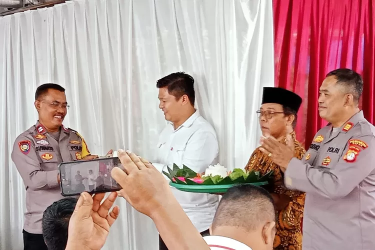 Potong tumpeng pada acara syukuran atas kenaikan pangkat Binmas Kelurahan Jatijajar, Kecamatan Tapos Aipda Suwarto, di Saung Angkasa RT3/3 Jatijajar, Depok. (ANDIKA EKA/RADAR DEPOK)