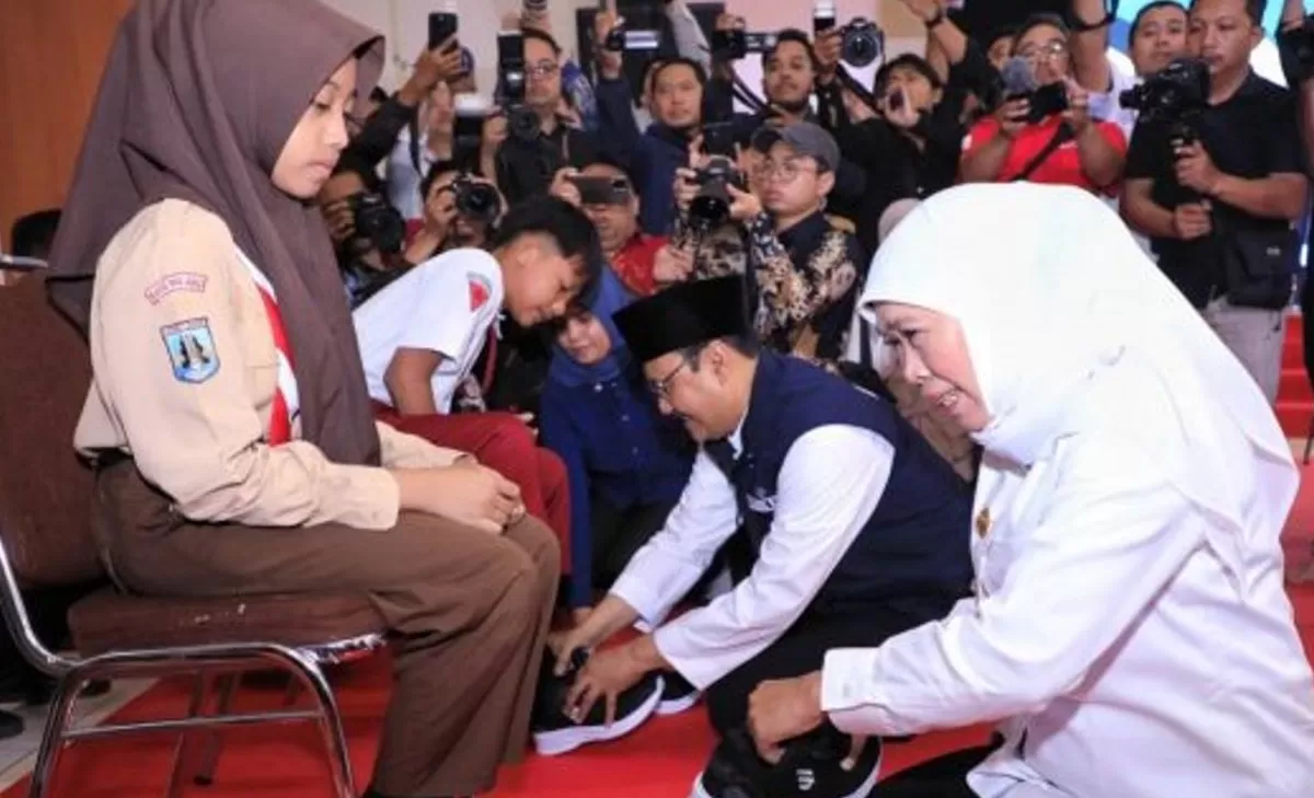 Mensos Saifullah Yusuf bersama Gubernur Khofifah saat memasang sepatu untuk calon murid Sekolah Rakyat.(foto. humasprovjatim)