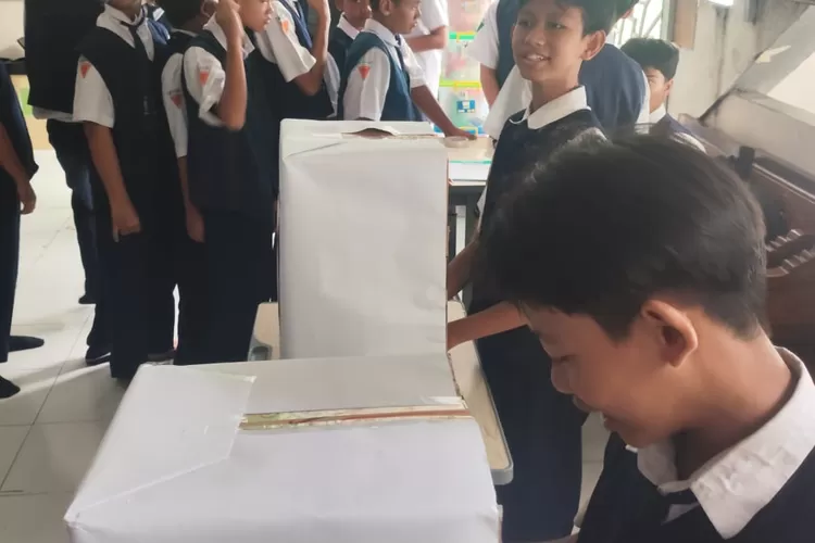 SMPIT Insan Kamil Sidoarjo menggelar pemilihan Ketua dan Wakil Ketua OSIS periode 2025/2026 belum lama ini. 