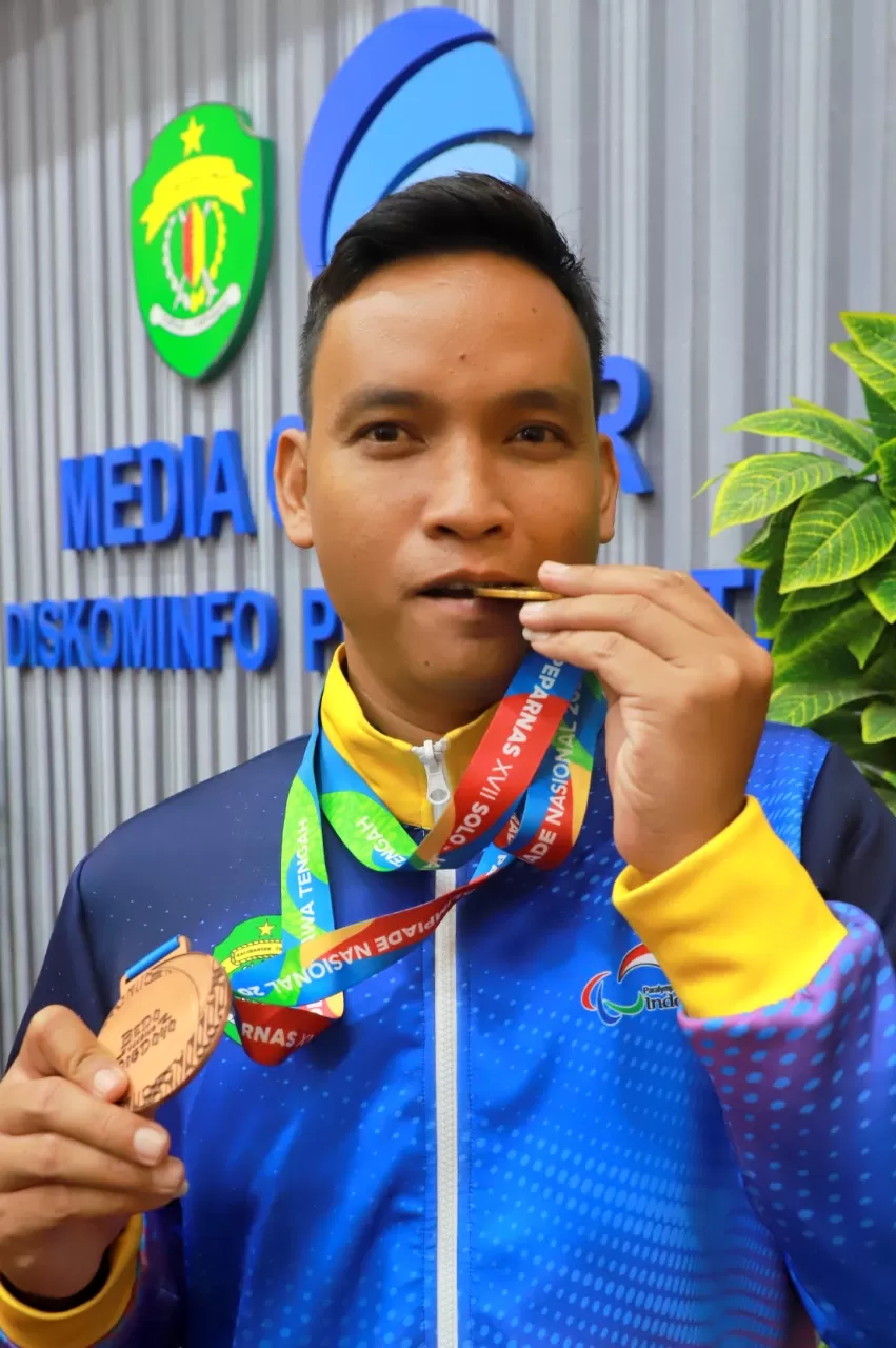 PRESTASI: Firdaus, atlet para renang asal Balikpapan menunjukkan medali hasil pada ajang Pekan Paralimpiade Nasional (PEPARNAS) 2024 di Kota Solo, Jawa Tengah.  