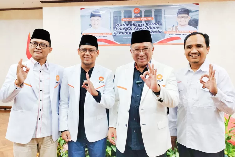 Ketua DPW PKS Jawa Barat Haru Suandharu (dua dari kanan) bersama Ketua DPD PKS Depok Imam Budi Hartono (dua dari kiri) bersama jajaran DPW dan DPD PKS selepas Safari dan Konsolidasi Pemenangan Pilkada DPW PKS Jawa Barat, di Hotel Bumi Wiyata. (FAHMI AKBAR/RADAR DEPOK)