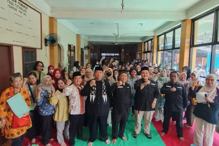 371 anggota KPPS Kelurahan Pangkalanjati, Cinere, Depok dilantik Ketua PPS Kelurahan Pangkalanjati, Edi Martono didampingi Rusdi selaku Ketua Panitia Pemilihan Kecamatan (PPK) Cinere, Kamis (25/1). (PANGKALANJATI)