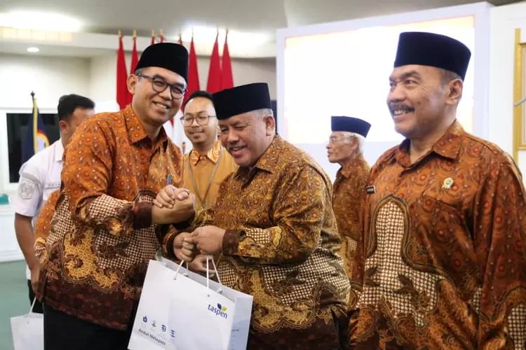 Sekretaris Daerah (Sekda), Ajat Rochmat Jatnika menghadiri pengukuhan pengurus Persatuan Wredatama Republik Indonesia (PWRI) Kabupaten Bogor masa bakti 2025&ndash;2030 di Pendopo Bupati Bogor, Cibinong, Rabu, 13 Agustus 2025. (TIM KOMUNIKASI PUBLIK / DISKOMINFO KABUPATEN BOGOR)