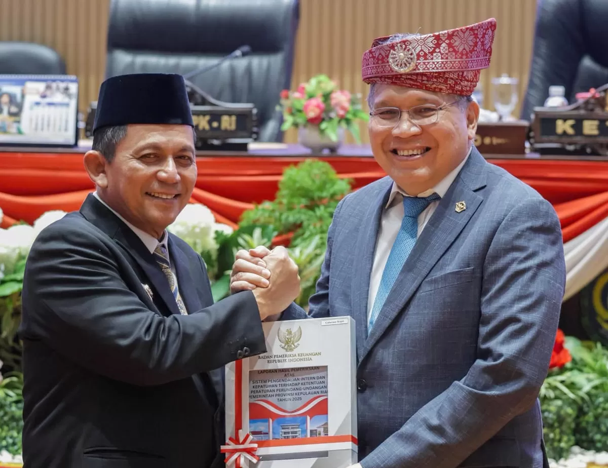 Gubernur Kepri Ansar Ahmad saat menerima opini WTP dari BPK RI atas LKPD Tahun Anggaran 2025. (Foto:Diskominfo Kepri)  