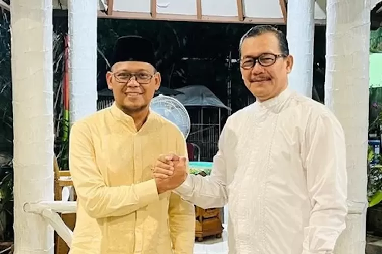 KOMPAK : Ketua Dewan Pertimbangan DPC PPP Kota Depok, H Sugeng Purnomo (kanan) bersama Calon Walikota Depok, Imam Budi Hartono di kediaman H Sugeng Purnomo, di Kelurahan Pangkalanjati, Kecamatan Cinere, Kota Depok.