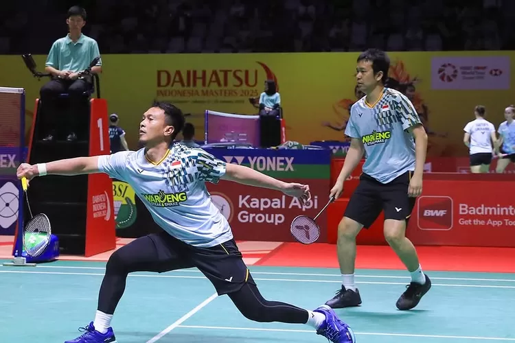 Pasangan ganda putra Mohammad Ahsan dan Hendra Setiawan gantung raket pada awal tahun 2025 (Foto: Gorajuara/ Instagram/ @ina.badminton)