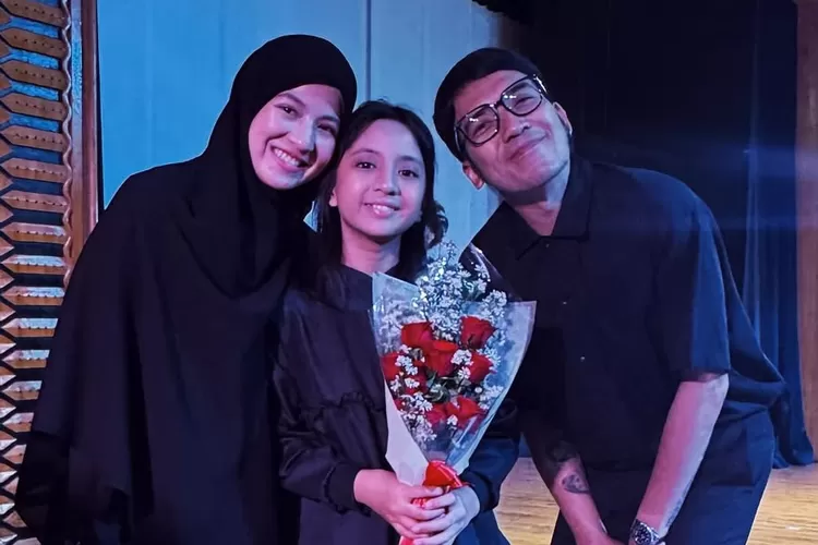 Natasha Rizky dan Desta kompak berpakaian hitam saat hadiri acara kelulusan Megumi (Foto: Gorajuara/ Instagram/ @natasharizkynew)
